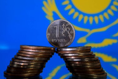 Rus rublesi Kazakistan bayrağının arka planına karşı, yakın plan..