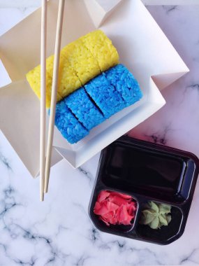 Yumuşak bej arka planda pembe yelkenli bir gemi. 