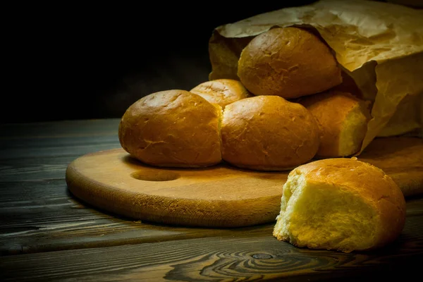 Frische Brötchen Liegen Einer Papiertüte Auf Einem Schneidebrett Und Auf — Stockfoto