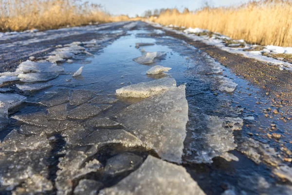 Feldweg mit schmelzendem Eis — Stockfoto