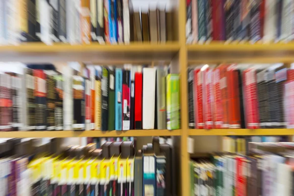 Bokhyllor i biblioteket — Stockfoto