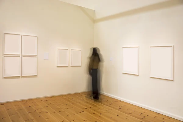 Woman watching art — Stock Photo, Image