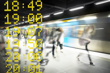 Metro platformda bulanık insanlar