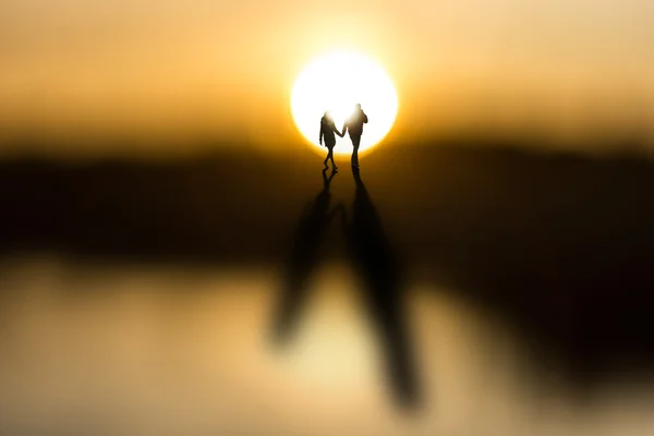 Jovem casal ao nascer do sol — Fotografia de Stock