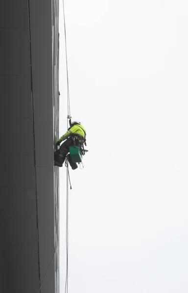 Vue Angle Bas Personne Nettoyant Les Fenêtres Sur Façade Bâtiment — Photo