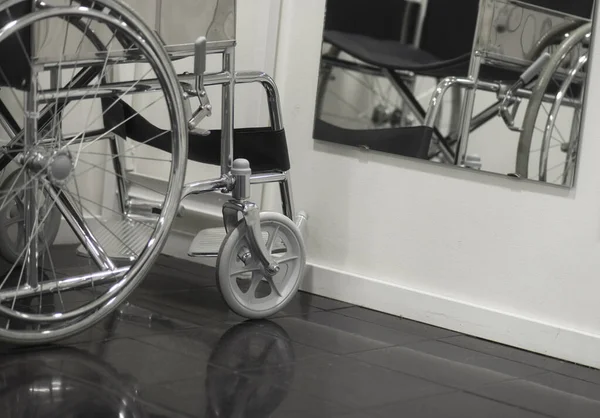 Fauteuil Roulant Hôpital Clinique Reflété Dans Miroir Sol Brillant — Photo