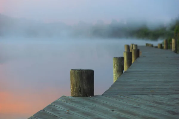 美丽的早晨 在浓雾中 在平静的湖中 木制防波堤的特写 — 图库照片