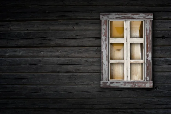 ぬれた窓と内部の光を持つシンプルなログキャビンや小さな瓦屋根の家の壁 — ストック写真