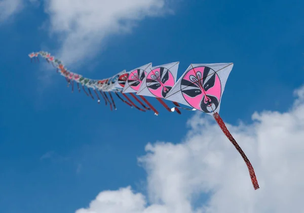 Lång Rad Kinesiska Drakar Blå Himmel — Stockfoto