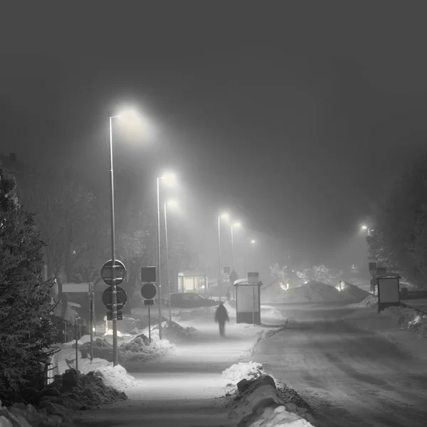 Strada Suburbana Nella Sera Inverno Nevosa Una Persona Movimento Sfocato — Foto Stock