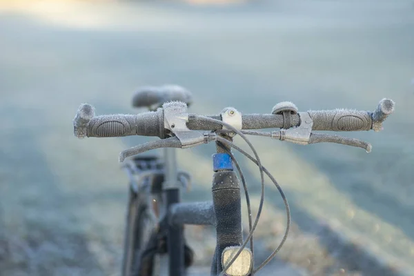 晴れた冬の日に氷の結晶に覆われた自転車ハンドルバーの閉鎖 — ストック写真