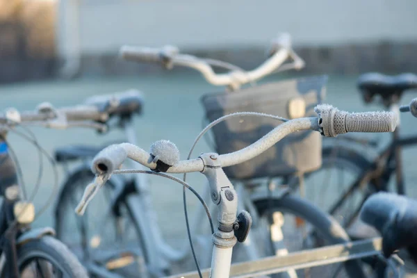 Zamknij Uchwyt Rowerowy Bar Pokryty Kryształkami Lodu Słoneczny Zimowy Dzień — Zdjęcie stockowe