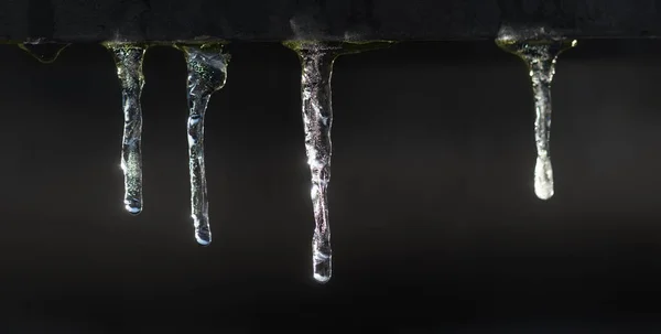 Eiszapfen Die Das Sonnenlicht Einer Reihe Reflektieren — Stockfoto