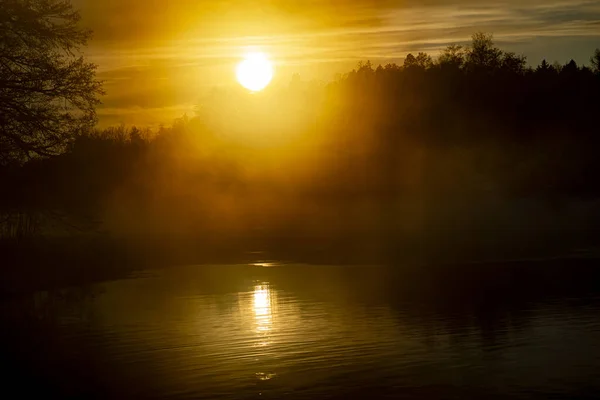 Oranje Gele Zonsondergang Boven Mistige Koude Rivier — Stockfoto