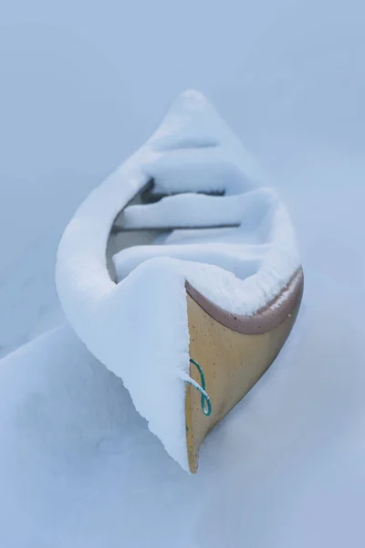 风暴过后加拿大独木舟在雪地里漂流 — 图库照片