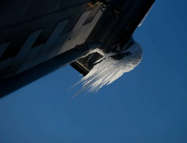 Jeges Vízelvezető Cső Tetején Nagy Jégcsapok Tetején Lakóház Télen Napon — Stock Fotó