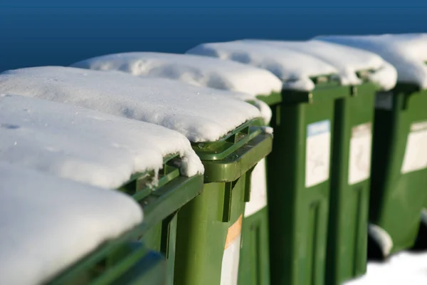 Stof Bakken Vuilnisbakken Een Rij Winter — Stockfoto