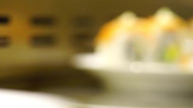 Japon restoranındaki taşıma bandından geçen suşi tabaklarının yakın çekimi. 