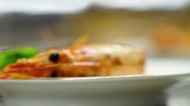 Restorandaki deniz ürünleri tabaklarının yakın çekimi konveyör bandıyla geçiyor. 