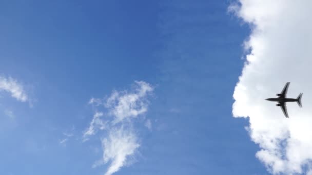 Niski Kąt Widzenia Samolotu Błękitnym Niebie Białymi Chmurami — Wideo stockowe