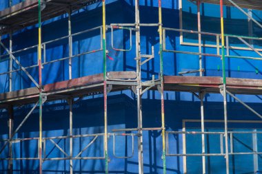 Parlak gün ışığında iskele, arka planda mavi tuval