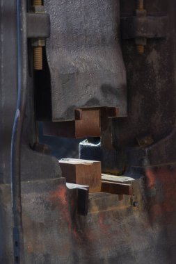 Eskimiş fabrikadaki eski ağır makinelerin paslı detayları