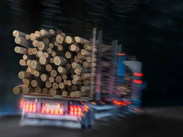 Rückansicht Eines Holzlastwagens Unscharfer Bewegung Auf Skandinavischer Straße Abend — Stockfoto