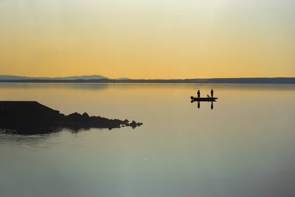 Dos Personas Que Pescan Desde Pequeño Barco Hermoso Atardecer Naranja — Foto de Stock