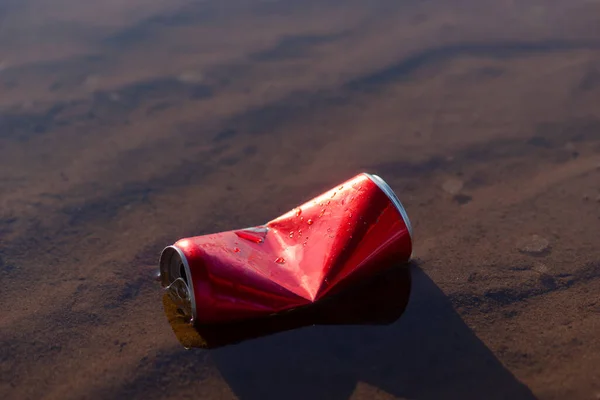Red Empty Dented Aluminum Soda Can Shallow Water — Stock Photo, Image