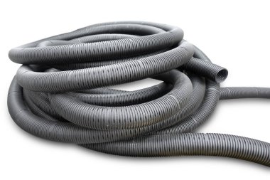 Elektrik kablosu montajı için siyah kıvrımlı boru, beyaz üzerine izole edilmiş.