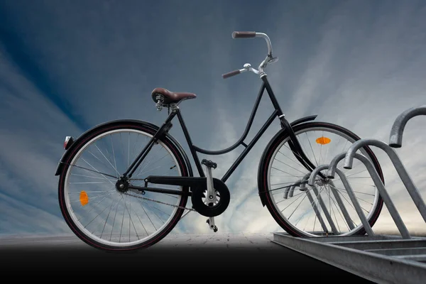 Niski Kąt Widzenia Czarny Tradycyjny Zaparkowany Rower Niebieskim Niebie — Zdjęcie stockowe