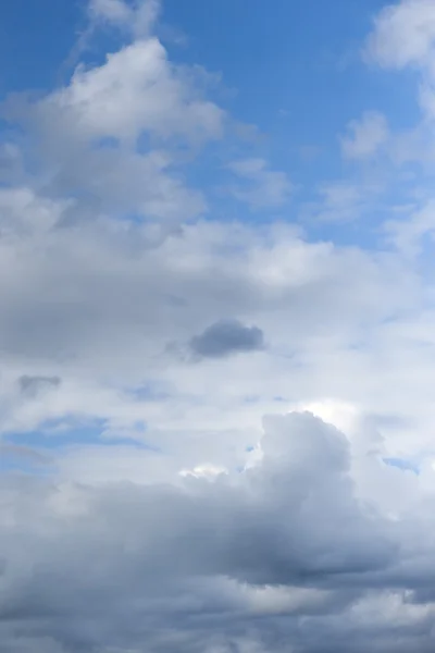 Pluizige wolken op blauwe hemel — Stockfoto