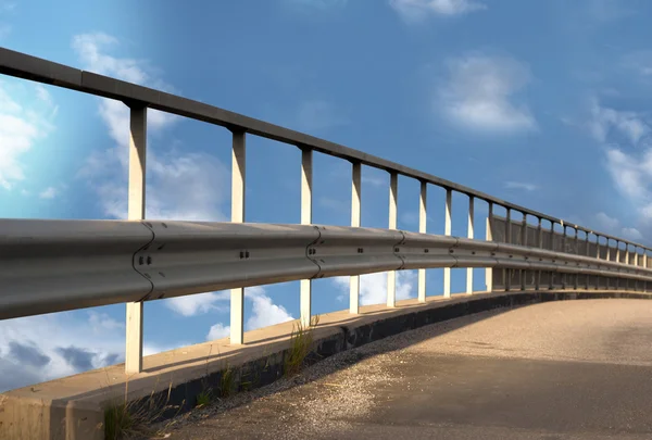 Brücke am strahlend blauen Himmel — Stockfoto