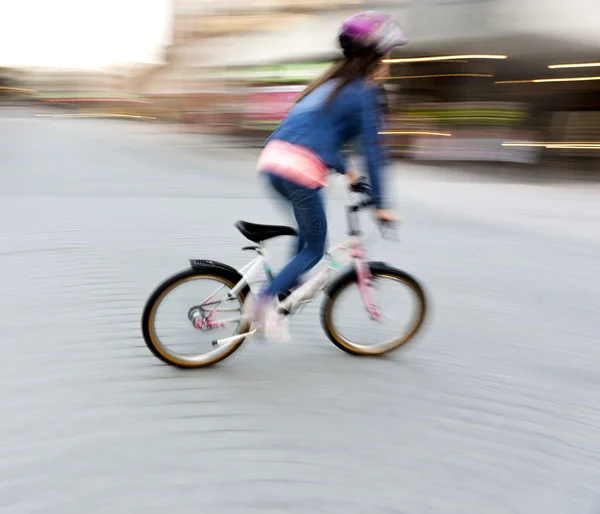 Giovane ragazza su piccola bici — Foto Stock