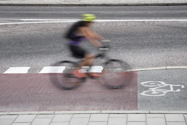 Cyklist i suddig rörelse — Stockfoto