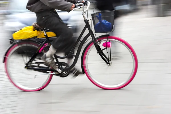 Ciclista em movimento turvo — Fotografia de Stock