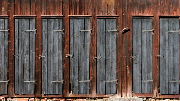 Portas em galpão de madeira — Fotografia de Stock