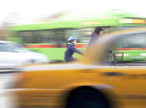 Mor och barn cykling — Stockfoto