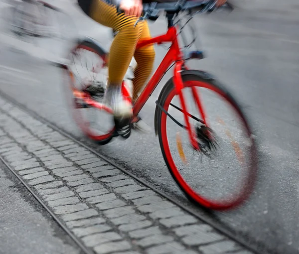 Kvinna på röd cykel — Stockfoto