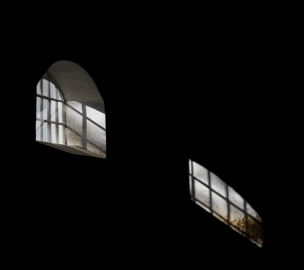 Licht schijnt door verjaard venster — Stockfoto