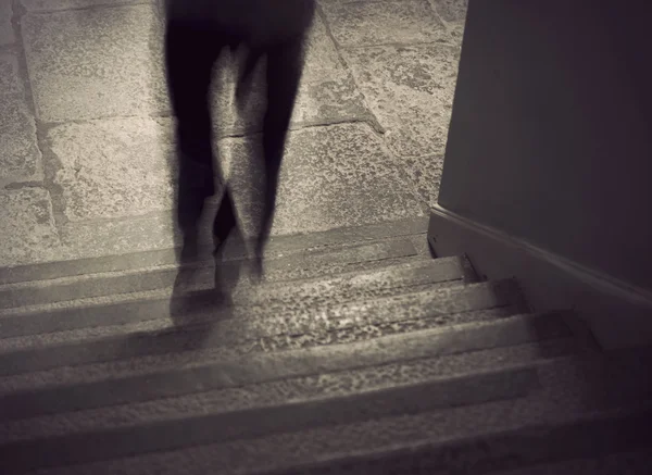 계단에서 걷는 사람의 다리 — 스톡 사진
