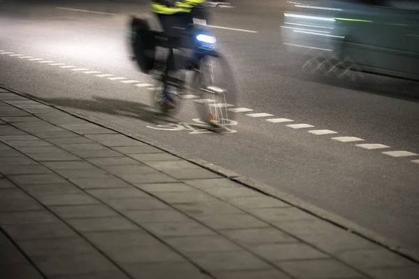 夜间骑自行车的人 — 图库照片