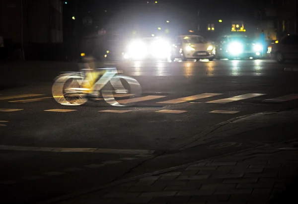 Ciclista iluminado de volta — Fotografia de Stock