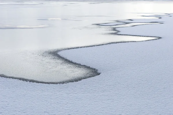 Lago com neve e gelo — Fotografia de Stock