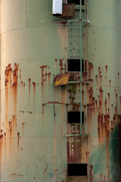 Rostiga gamla metall silo — Stockfoto