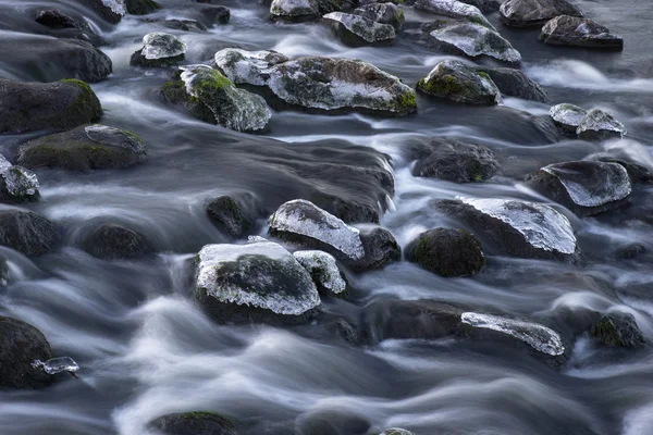 Felsen mit Eis im fließenden Wasser — Stockfoto