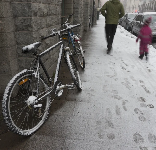 Jízdní kola pokrytá sněhem — Stock fotografie