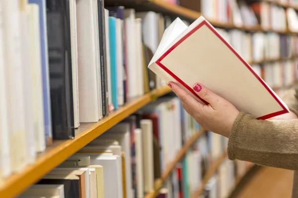 Een vrouw die een boek leest — Stockfoto