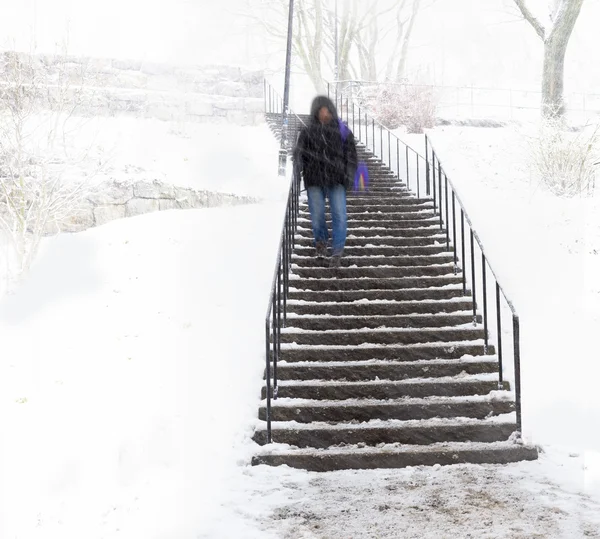 Person im Treppenhaus im Schnee — Stockfoto