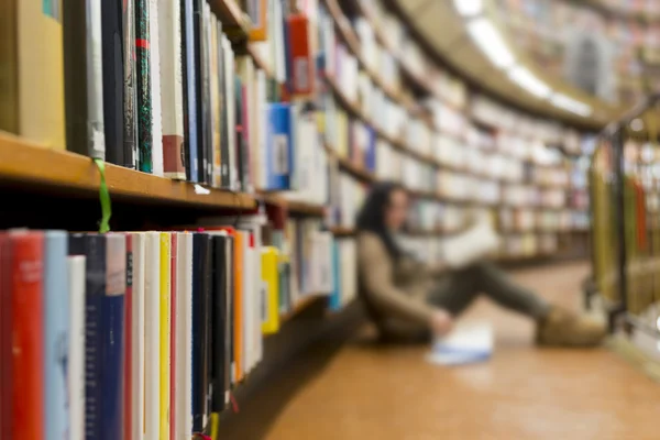 Mulher com livros — Fotografia de Stock